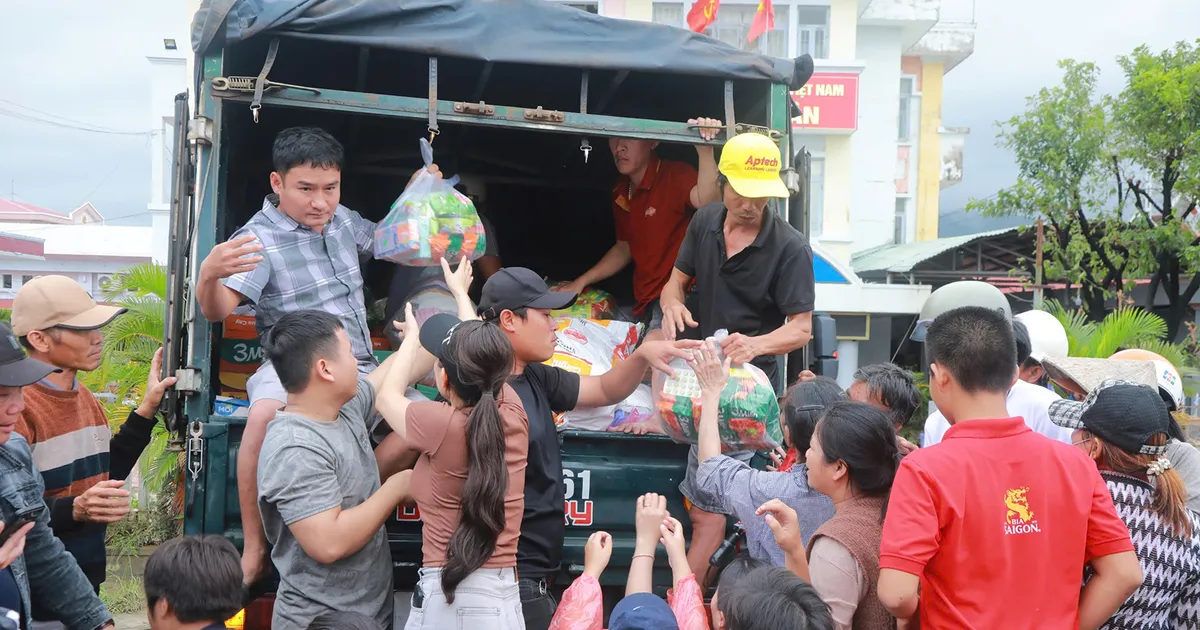 Cùng người dân vùng mưa lũ vượt khó