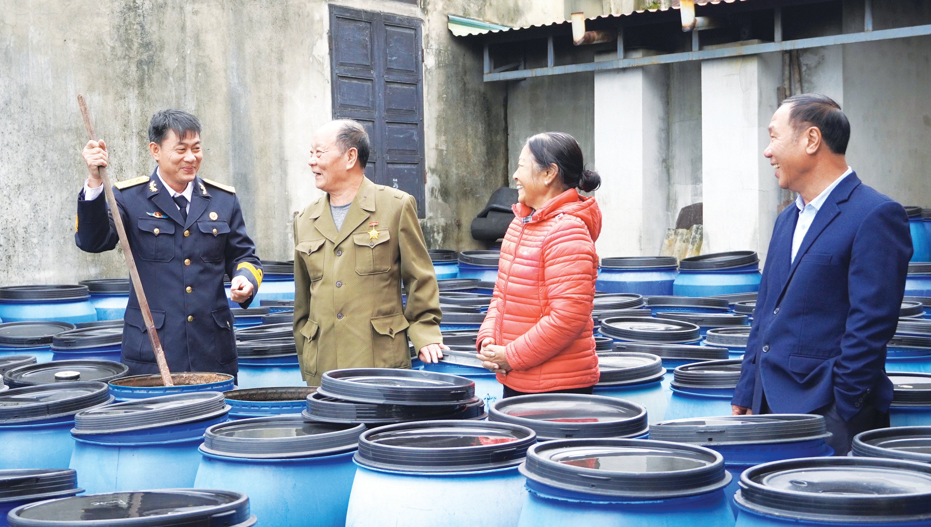 Thường trực Hội Cựu chiến binh phường Đồng Hới thăm mô hình sản xuất mắm ruốc chất lượng cao của cựu chiến binh Nguyễn Công Định - Ảnh: H.TR