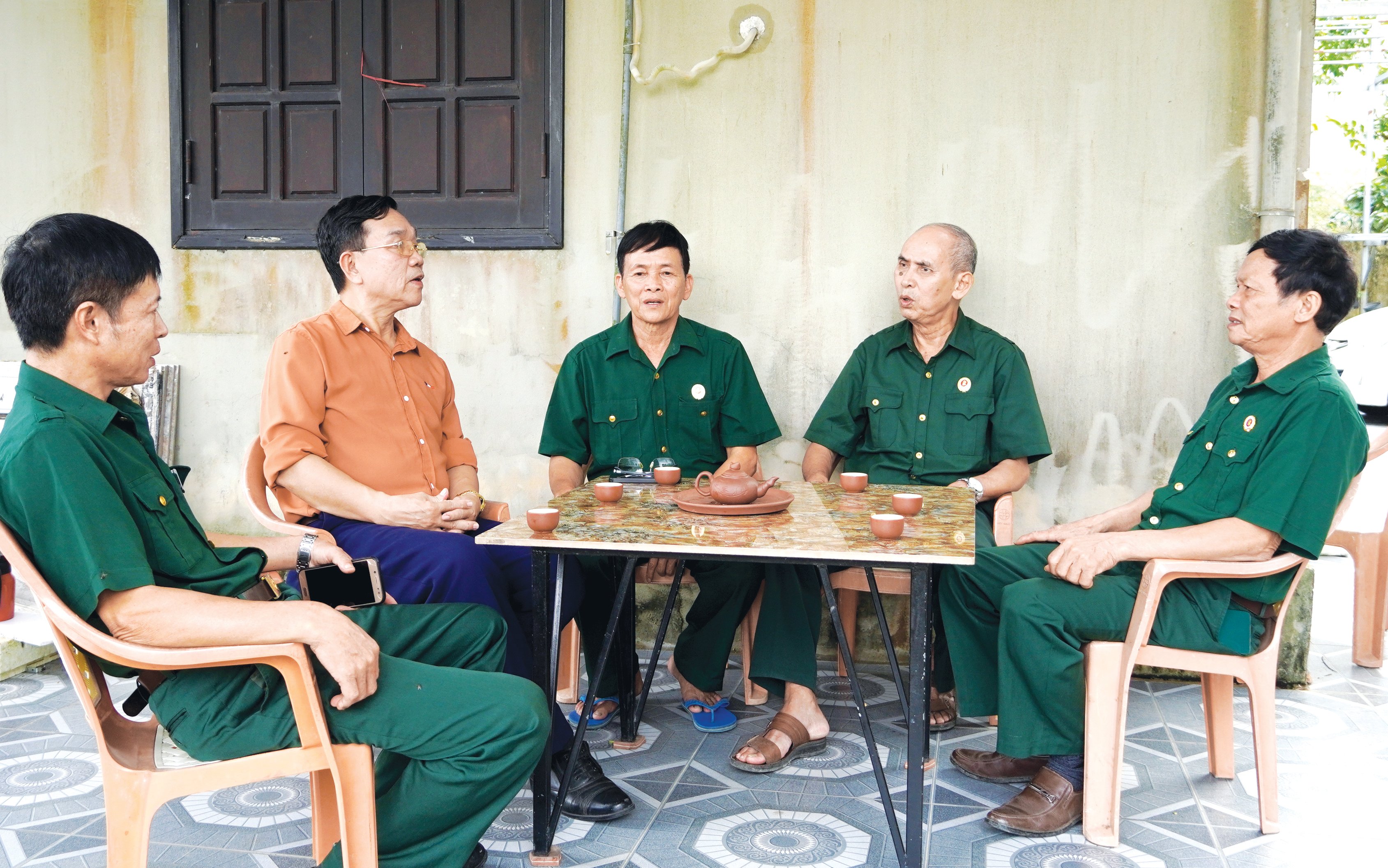 Các cựu chiến binh phường Đồng Sơn trao đổi kinh nghiệm trong phát triển kinh tế hộ gia đình - Ảnh: H.TR