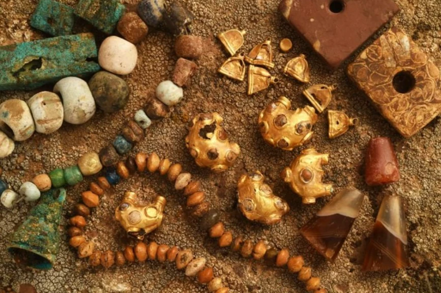 Kho báu lâu đài chữ thập Turkestan gây chấn động nghiên cứu