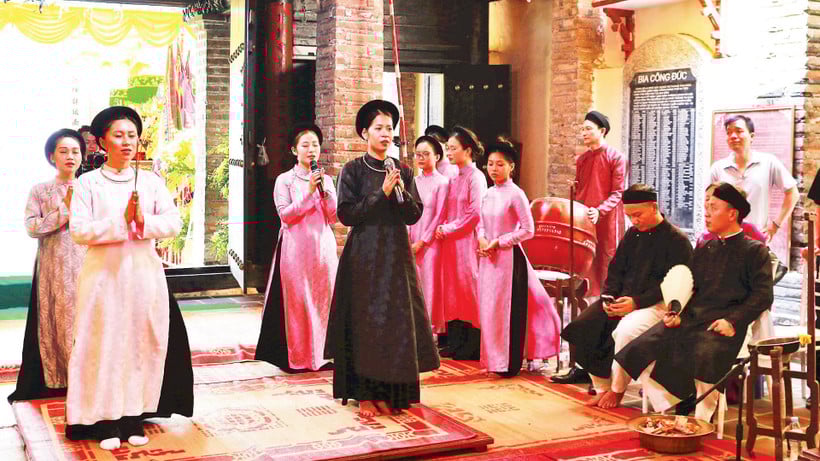 Zpěváci vystupovali během obětování kadidla, které bylo součástí společného zpěvu v domě.