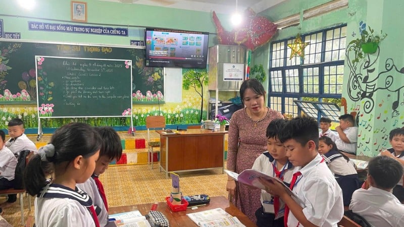 Guru-guru Sekolah Dasar Song Luy 3 (Kelurahan Song Luy) sedang mengajar siswa di kelas.