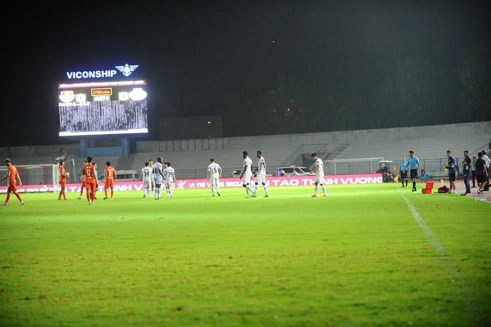 Sân Lạch Tray mất điện, trận Hải Phòng đấu Ninh Bình phải lùi 1 tiếng đến 19 giờ- Ảnh 1.