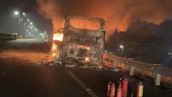 Xe khách cháy rụi trên cao tốc TP Hồ Chí Minh-Trung Lương