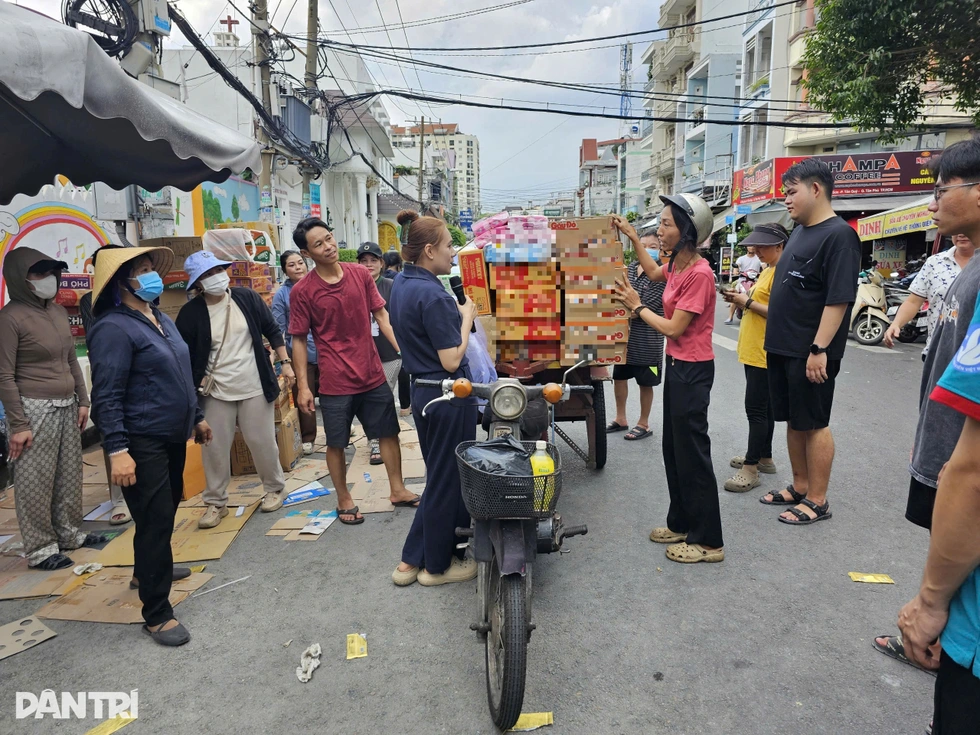 Người phụ nữ bán rau chở đầy ắp hàng cứu trợ gửi đồng bào miền Trung