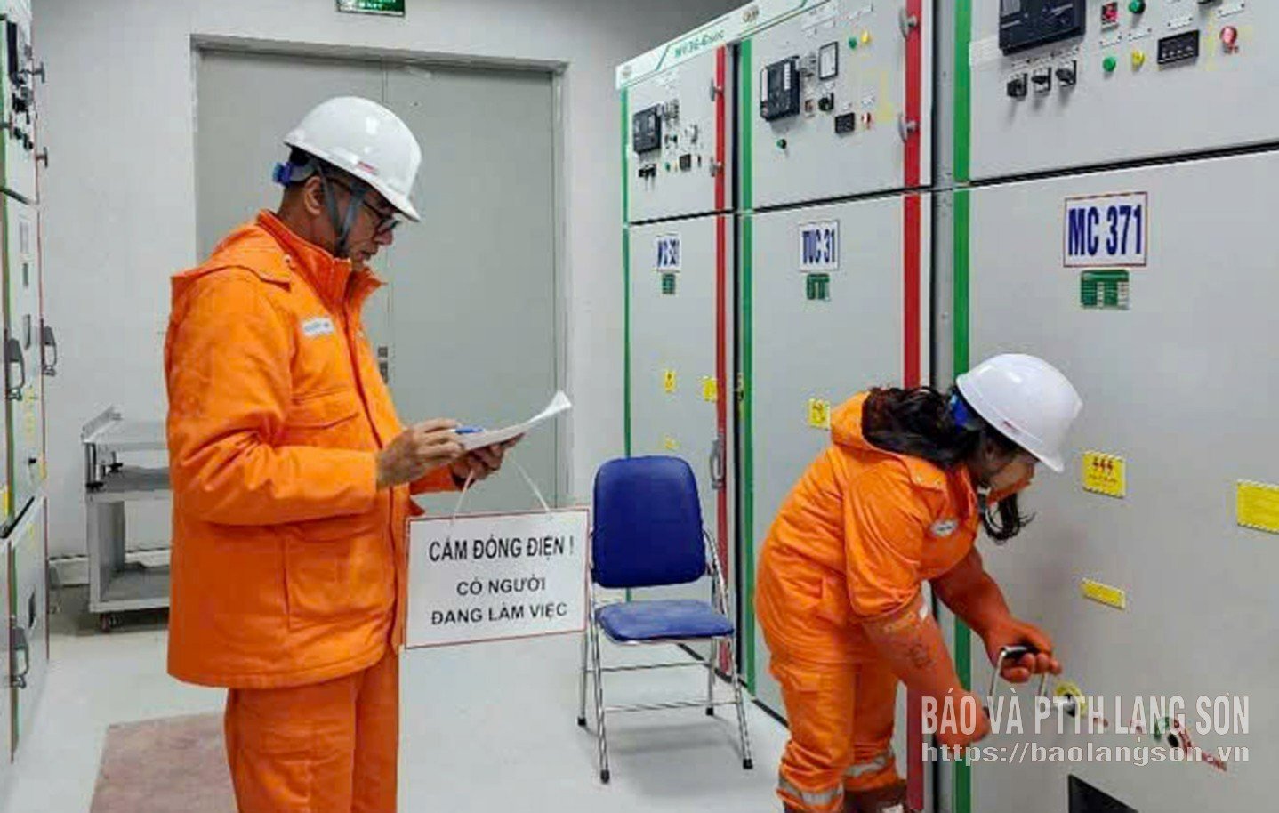 បុគ្គលិកនៃស្ថានីយ៍ Transformer 110kV Dong Dang ពិនិត្យប៉ារ៉ាម៉ែត្រនៅលើប្រព័ន្ធ