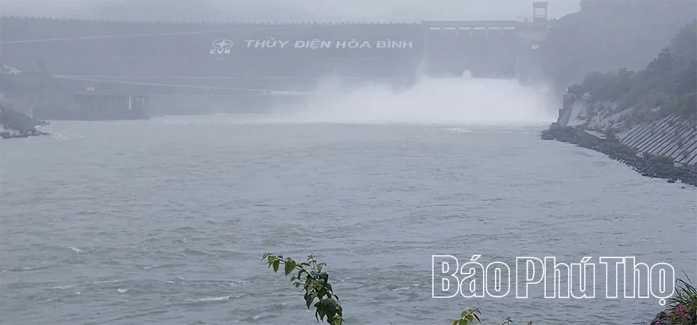 កំណត់ការបើកច្រកទ្វារទឹកក្រោមដីចំនួន 1 នៃរោងចក្រវារីអគ្គិសនី Hoa Binh នៅវេលាម៉ោង 11:00 យប់។ នៅថ្ងៃទី 23 ខែវិច្ឆិកា