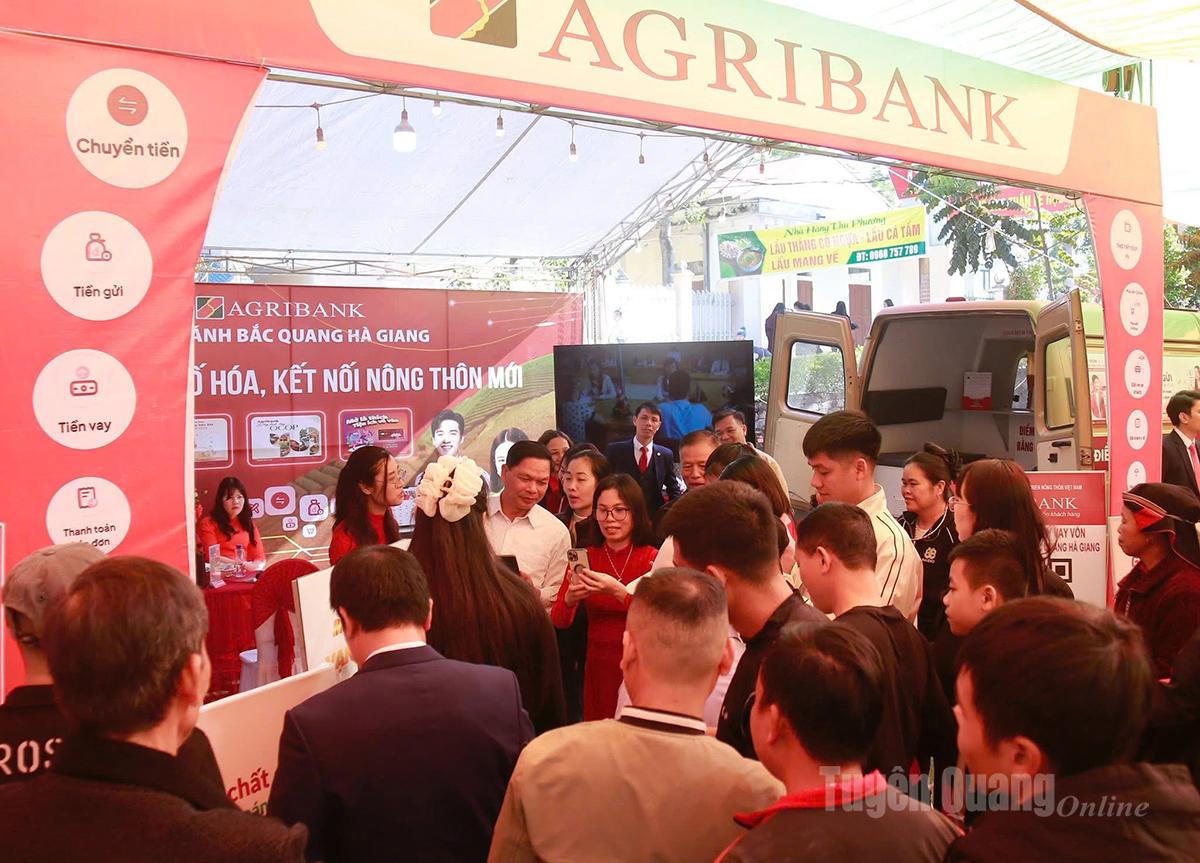 Agribank Hà Giang tham dự “Hội chợ số” tại xã Vĩnh Tuy