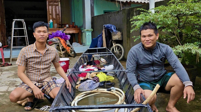 Căn nhà giúp 60 người tránh lũ và chuyện của 2 thanh niên chèo xuồng đến tê tay cứu hàng xóm