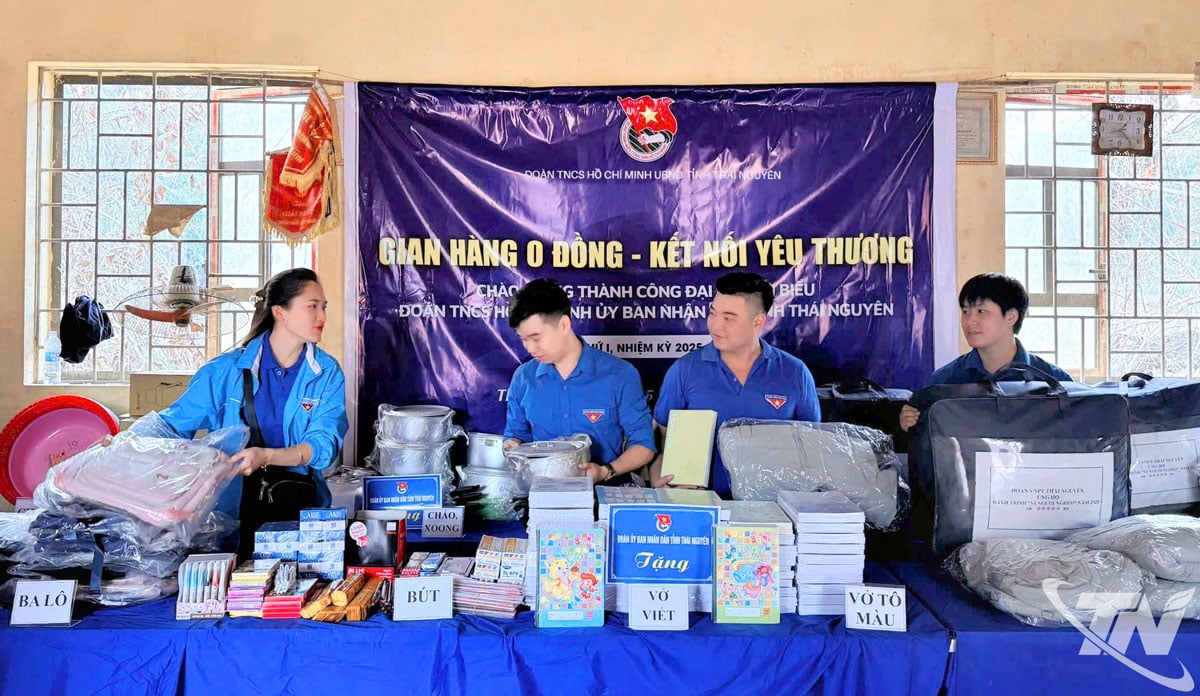 Der Jugendverband des Provinzvolkskomitees überreichte den Einwohnern des Dorfes Kim Van in der Gemeinde Van Lang „Zero-dong-Stände“.