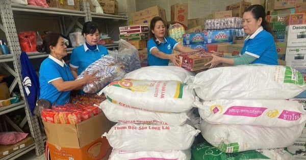 Phụ nữ Hà Nội xuyên đêm gói bánh chưng, chia sẻ với đồng bào miền Trung, Tây Nguyên