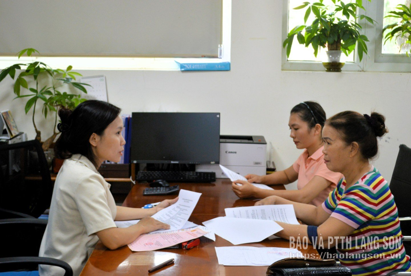 Les personnes effectuent des démarches administratives dans le domaine de la notarisation au Centre provincial de services administratifs publics