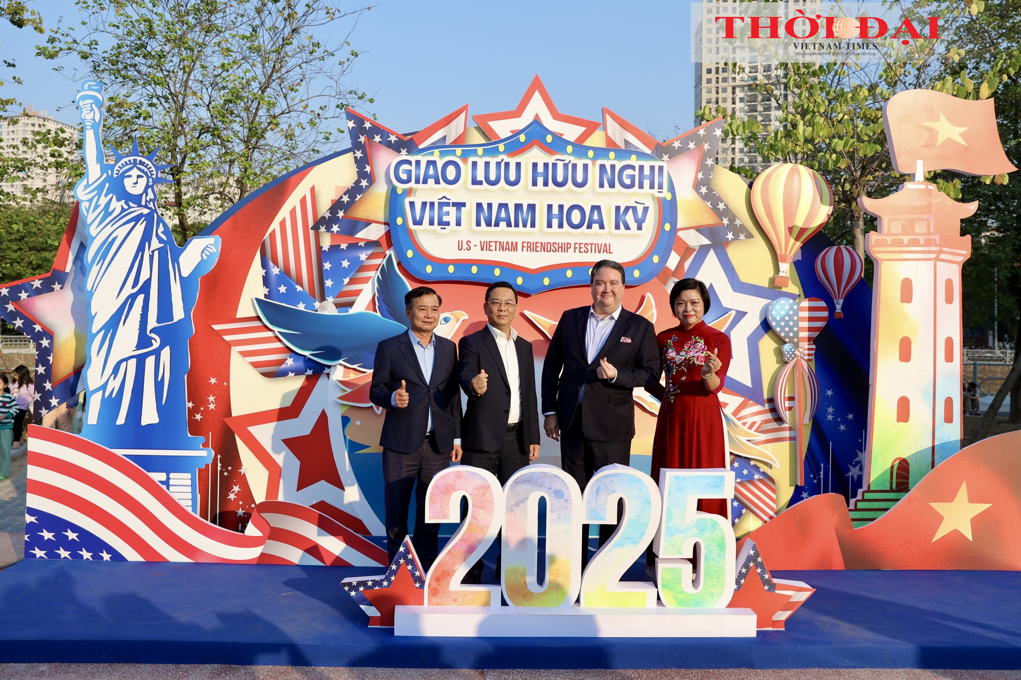 [Ảnh] Sắc màu hữu nghị Việt Nam - Hoa Kỳ giữa lòng Hà Nội