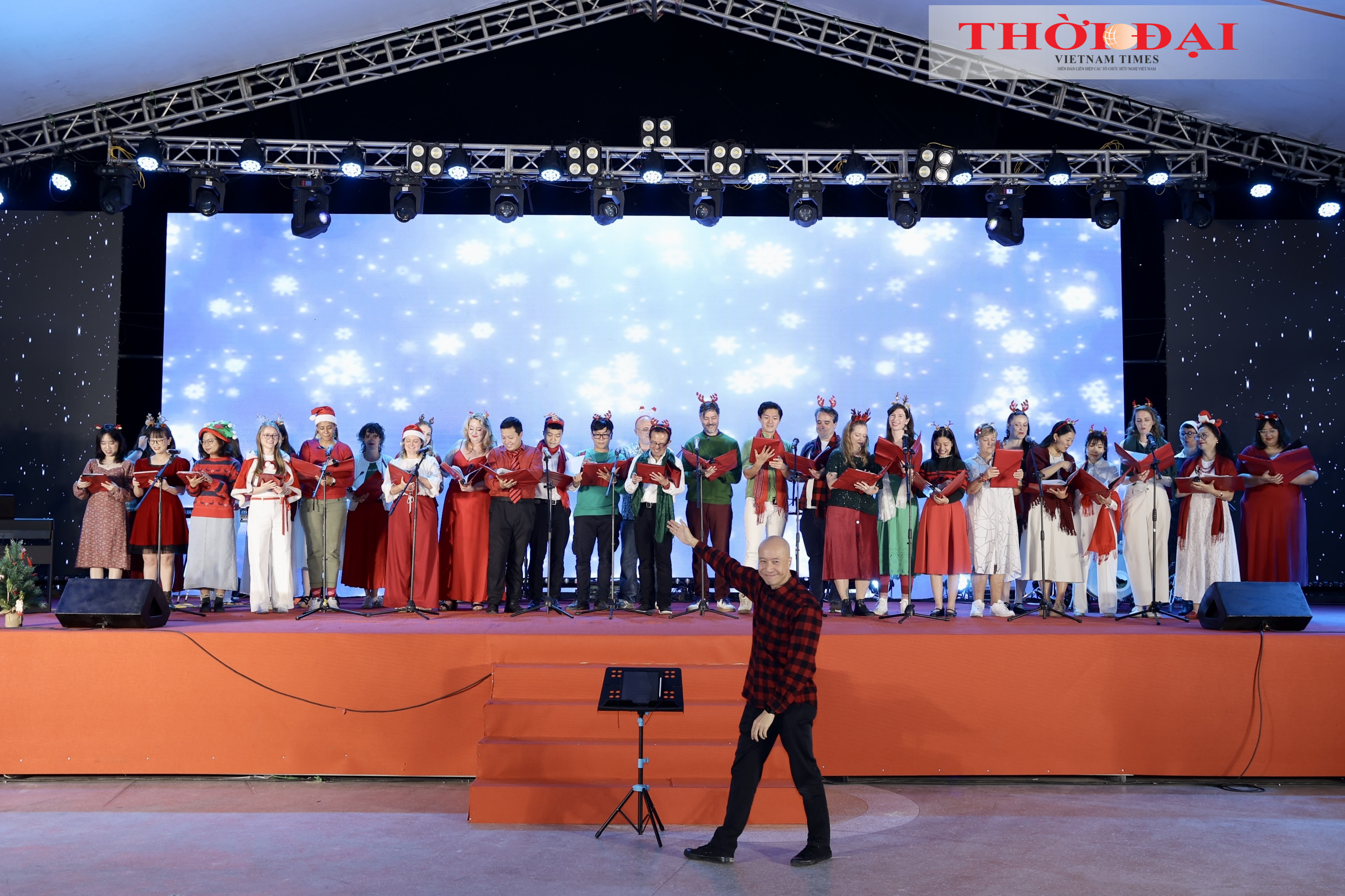 [Ảnh] Sắc màu hữu nghị Việt Nam - Hoa Kỳ giữa lòng Hà Nội