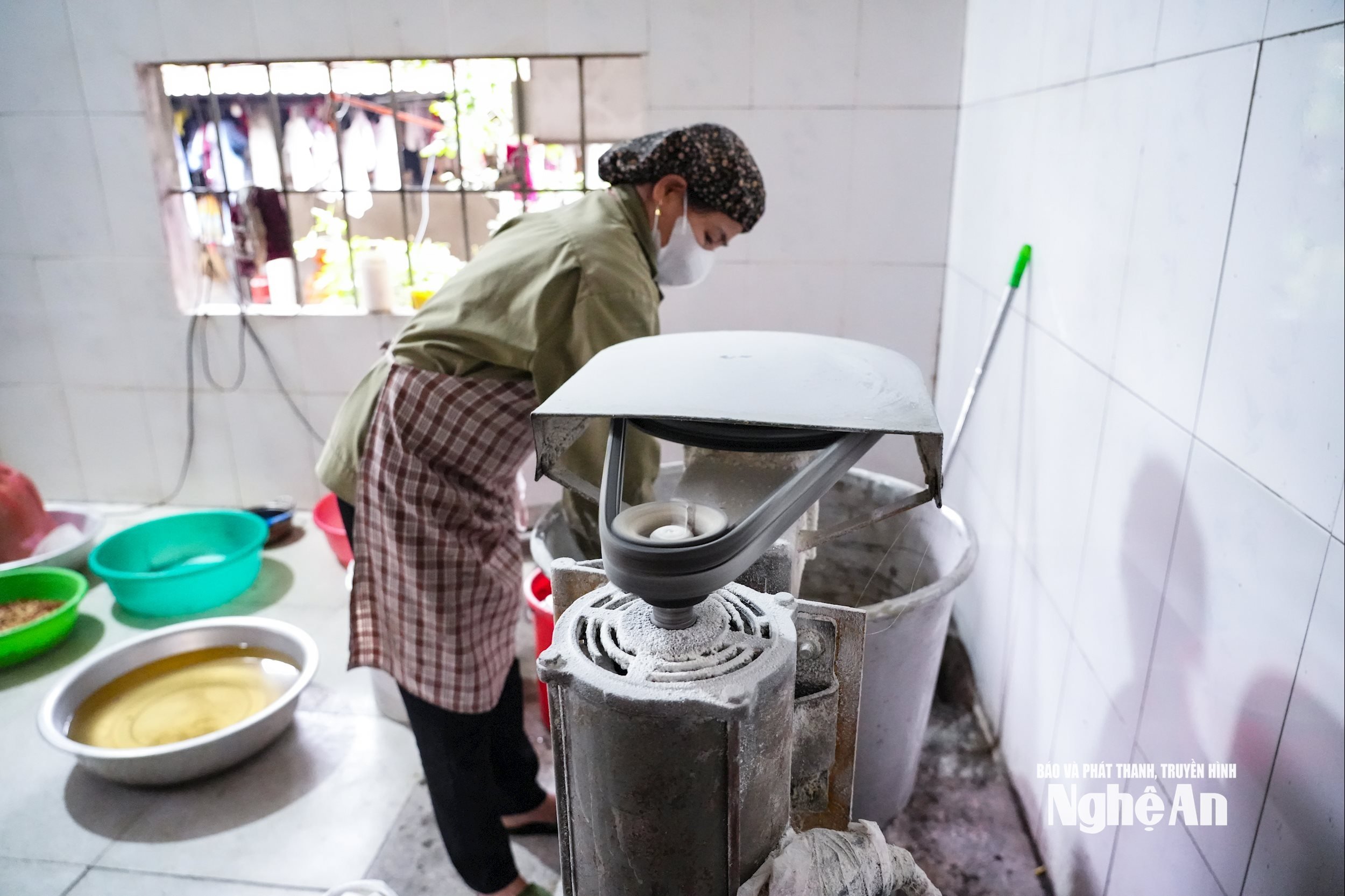 آٹا ملانے کا مرحلہ مشین کے ذریعے کیا جاتا ہے۔ تصویر: ٹی پی