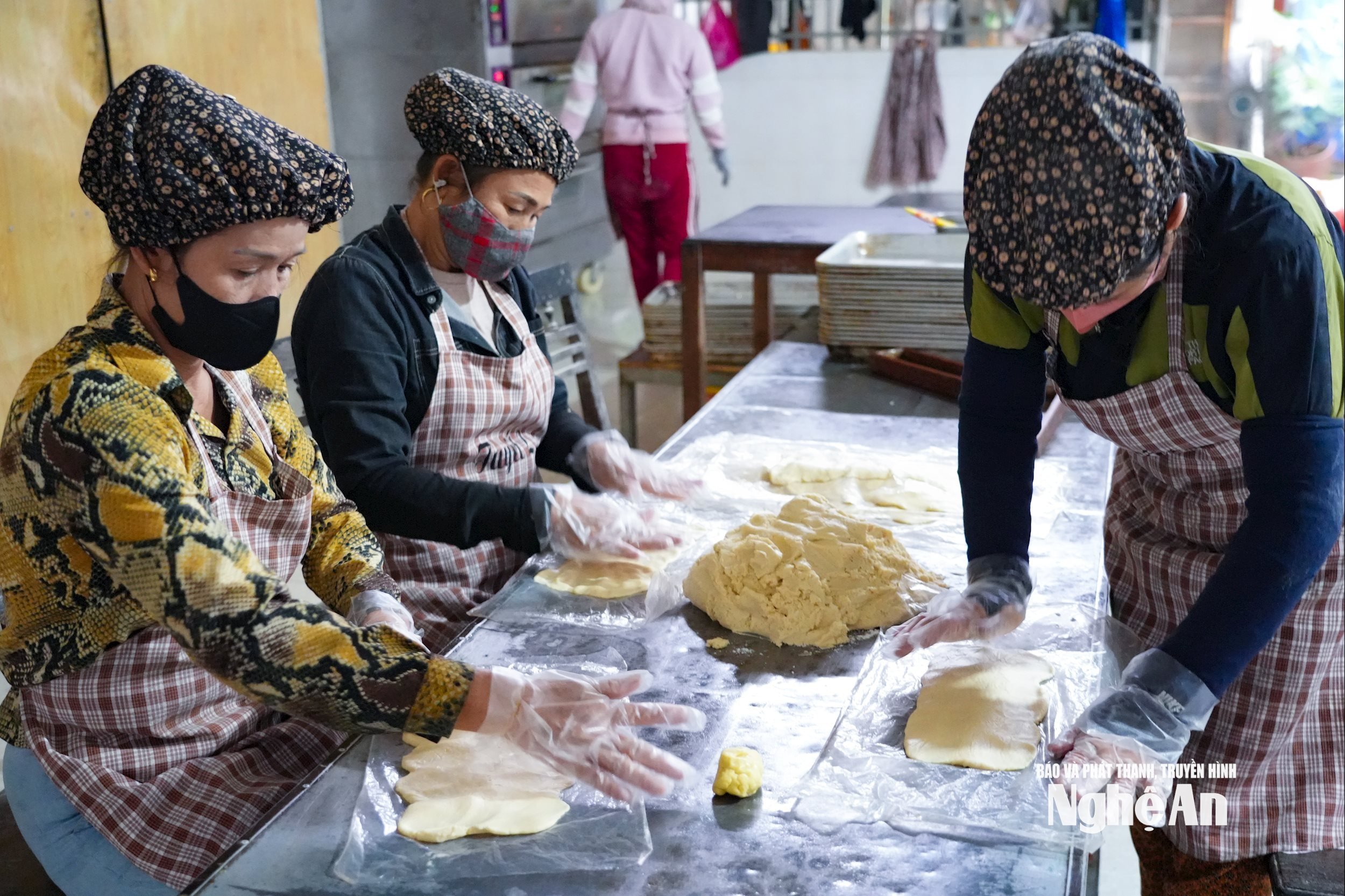 2011 کے بعد سے، روایتی کیک بنانے کا پیشہ پھیل گیا ہے، جو ٹین سون 6 گاؤں میں ایک بڑے پیمانے پر پروڈکشن ورکشاپ بن گیا ہے۔ تصویر: ٹی پی