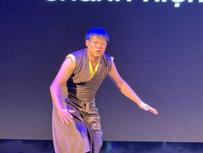 Kịch độc thoại Phi Nguyễn - Cuộc tự vấn về bản ngã - Ảnh 1.