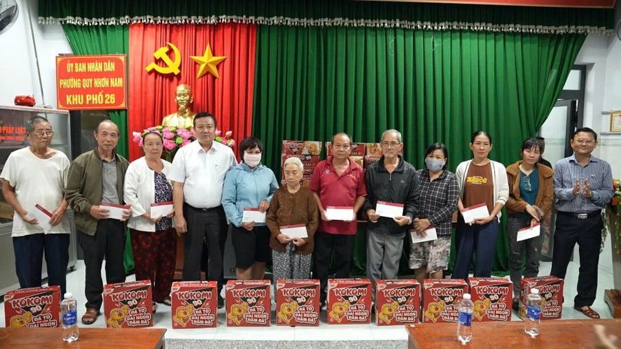 Phó Chủ tịch UBND tỉnh Nguyễn Tự Công Hoàng kiểm tra tình hình sạt lở tại phường Quy Nhơn Nam