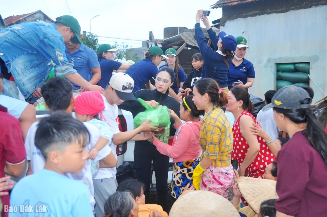 Hơn 120 tấn hàng hóa, lương thực hỗ trợ bà con vùng lũ