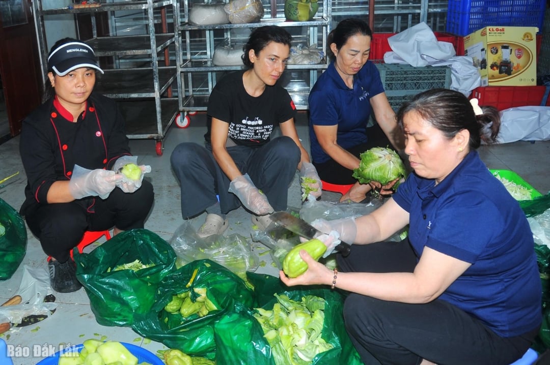 Немецкий турист (второй слева) присоединяется к группе волонтеров по приготовлению риса для поддержки людей, пострадавших от наводнения.