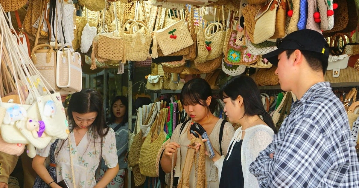 Chuyển tải bản sắc qua chợ du lịch