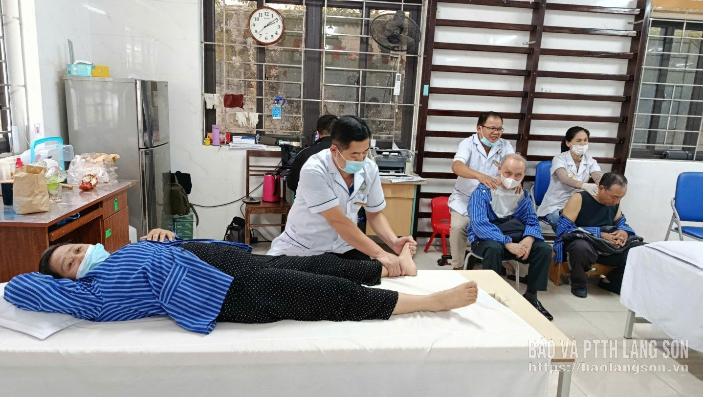 មនុស្សចាស់មកមើលថែទាំសុខភាពនៅមន្ទីរពេទ្យស្តារនីតិសម្បទាខេត្ត