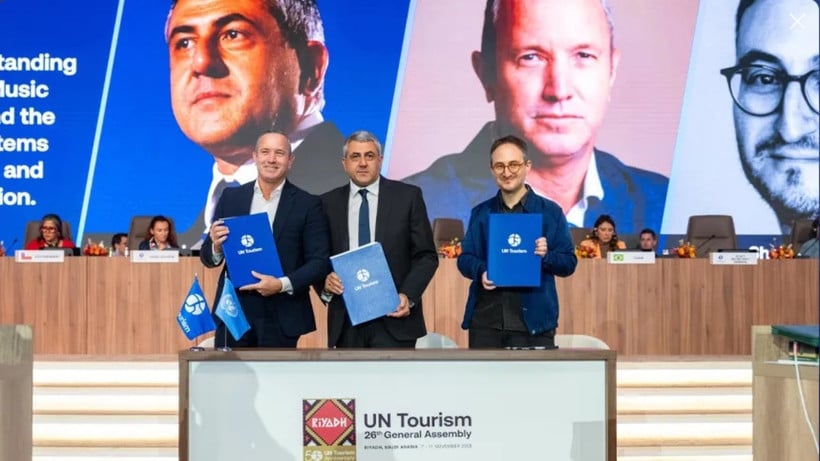 ពិធីចុះហត្ថលេខាលើអនុស្សរណៈនៃការយោគយល់គ្នារវាងអង្គការទេសចរណ៍អង្គការសហប្រជាជាតិ UMusic Hospitality & Lifestyle និងមជ្ឈមណ្ឌលតន្ត្រីអេកូឡូស៊ី។ (រូបថត៖ UN Tourism)