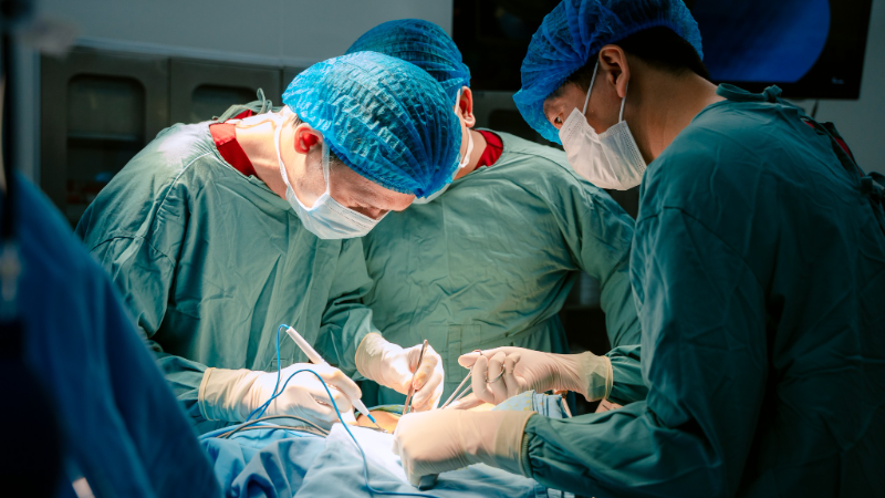 លោកវេជ្ជបណ្ឌិត Tran Thanh Tung - ប្រធាននាយកដ្ឋានវះកាត់ទូទៅ និងក្រុមវះកាត់បានសម្របសម្រួលដើម្បីធ្វើការវះកាត់ជូនអ្នកជំងឺ។