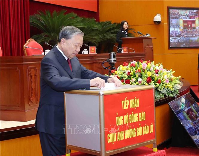 Tổng Bí thư Tô Lâm và các đại biểu ủng hộ đồng bào bão lũ