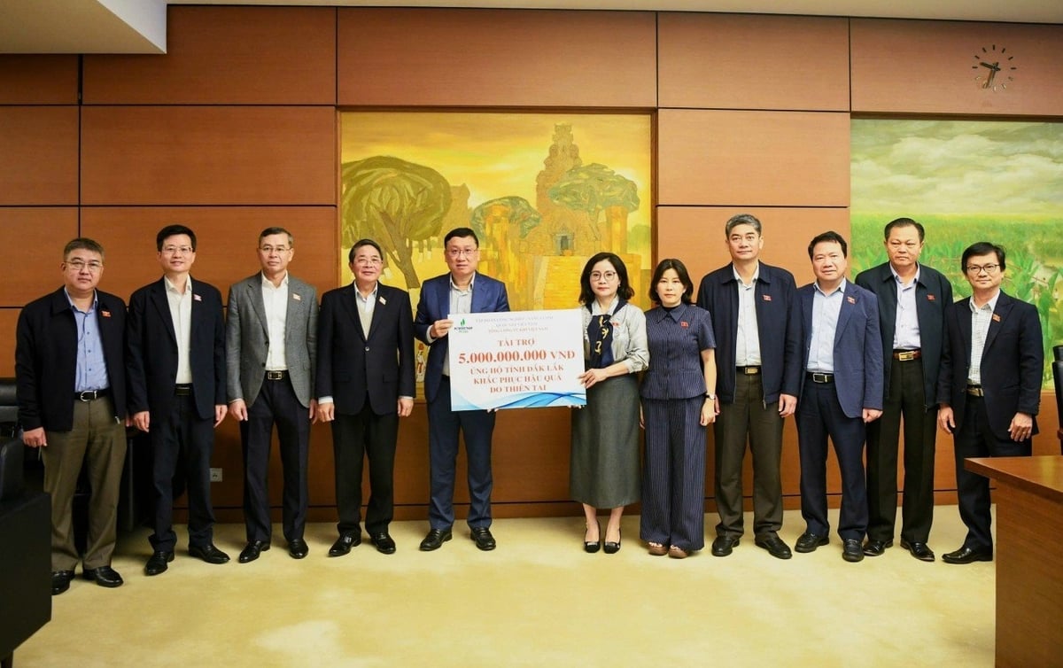 Ông Nguyễn Công Luận – Phó Tổng Giám đốc đại diện PV GAS trao tặng 5 tỷ đồng cho tỉnh Đắk Lắk. Ảnh: PV GAS.