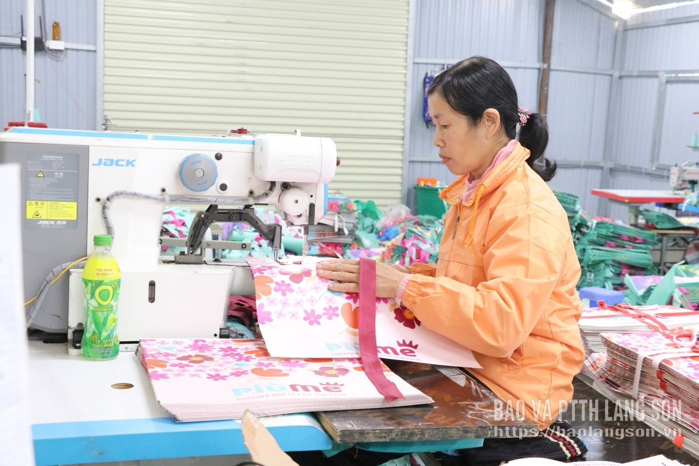 កម្មករ​កំពុង​ដេរ​ថង់​នៅ​កន្លែង​ដេរ​ថង់​ទំនើប​របស់​គ្រួសារ​លោកស្រី Vu Thi Hien ប្លុក Tran Phu ឃុំ Bac Son។