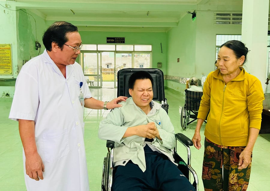 Ngành y tế nỗ lực khám, chữa bệnh, phòng dịch sau lũ lụt