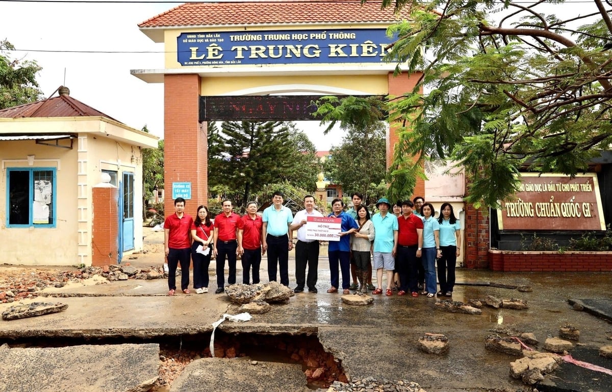 ایگری بینک کے وفد نے لی ٹرنگ کین ہائی سکول، ڈونگ ہوا وارڈ (ڈاک لک) کا دورہ کیا اور سیلاب سے ہونے والے نقصانات کی بحالی کے لیے 30 ملین VND پیش کیا۔ تصویر: پی وی۔ Đoàn công tác Agribank đến thăm Trường THPT Lê Trung Kiên, phường Đông Hòa (Đắk Lắk) và trao 30 triệu đồng hỗ trợ khắc phục thiệt hại do mưa lũ gây ra. Ảnh: PV.