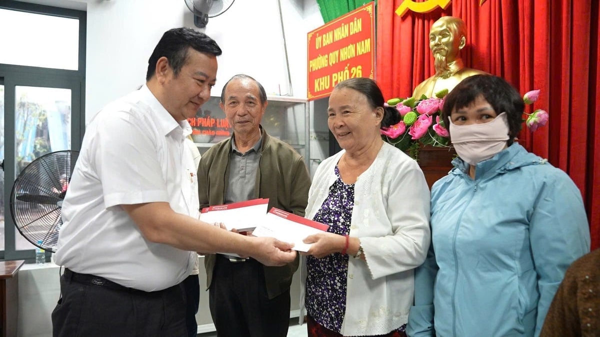 وسطی علاقے میں ایگری بینک کے نمائندے کے دفتر کے سربراہ مسٹر نگوین ٹائین ٹرونگ، گیا لائی میں لوگوں کو مدد فراہم کر رہے ہیں۔ تصویر: پی وی۔ Ông Nguyễn Tiến Trường, Trưởng Văn phòng đại diện Agribank khu vực miền Trung, trao hỗ trợ cho người dân tại Gia Lai. Ảnh: PV.