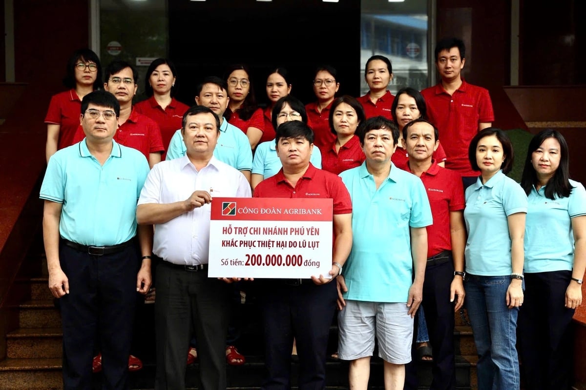 ایگری بینک ٹریڈ یونین ایگری بینک فو ین برانچ کو سیلاب سے ہونے والے نقصان پر قابو پانے کے لیے مدد فراہم کرتی ہے۔ تصویر: پی وی۔ Công đoàn Agribank trao hỗ trợ Agribank chi nhánh Phú Yên khắc phục thiệt hại do mưa lũ. Ảnh: PV.