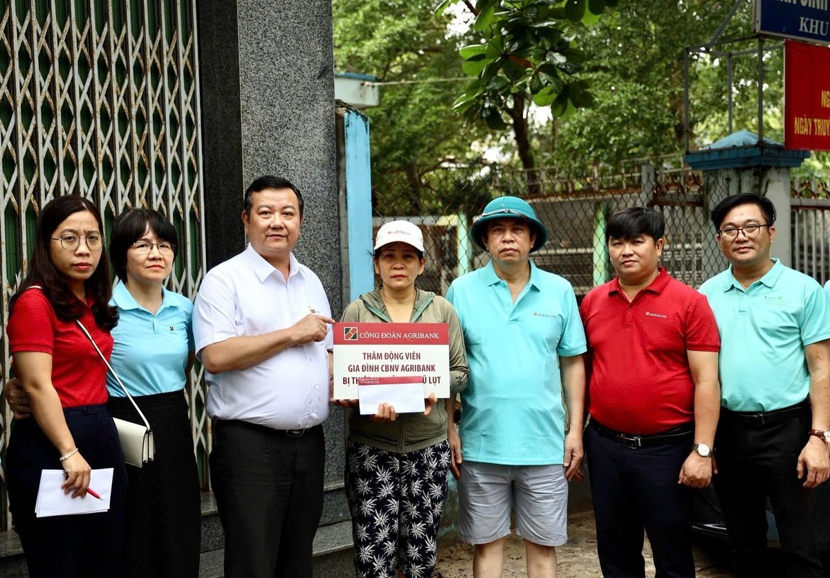 ایگری بینک کے وفد نے ایگری بینک فو ین برانچ کے عملے کے متعدد خاندانوں کا دورہ کیا جن کے گھر، گاڑیاں اور بہت سے دیگر اثاثے مکمل طور پر سیلابی پانی میں ڈوب گئے تھے۔ تصویر: پی وی۔ Đoàn Agribnak đến thăm trực tiếp một số gia đình cán bộ Agribank chi nhánh Phú Yên có nhà, phương tiện và nhiều tài sản khác bị ngập hoàn toàn trong nước lũ. Ảnh: PV.