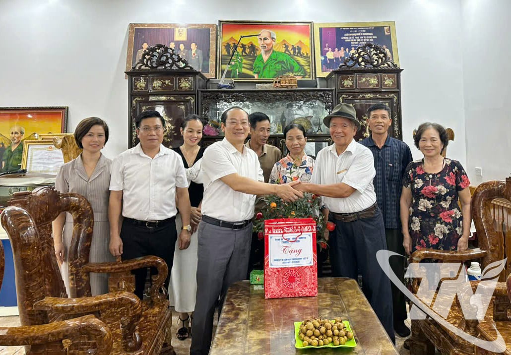 Phường Tích Lương luôn quan tâm thực hiện tốt các chính sách dành cho người có công, gia đình chính sách, trong đó có các hoạt động tặng quà, chi trả tiền trợ cấp không dùng tiền mặt (đã đạt 100%).