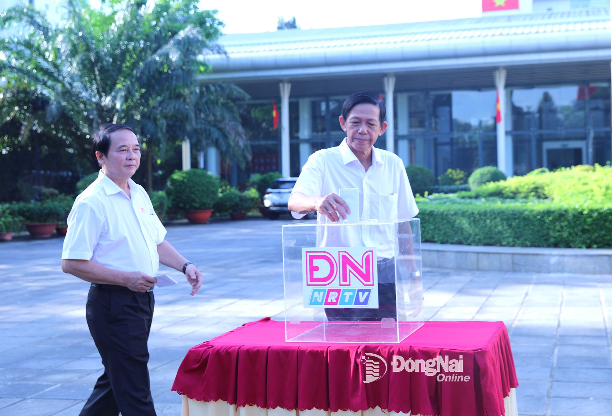 និពន្ធនាយករងនៃកាសែត វិទ្យុ និងទូរទស្សន៍ Dong Nai បានចូលរួមជួយប្រជាពលរដ្ឋដែលរងគ្រោះដោយទឹកជំនន់។ រូបថត៖ ហ៊ុយ អាញ់