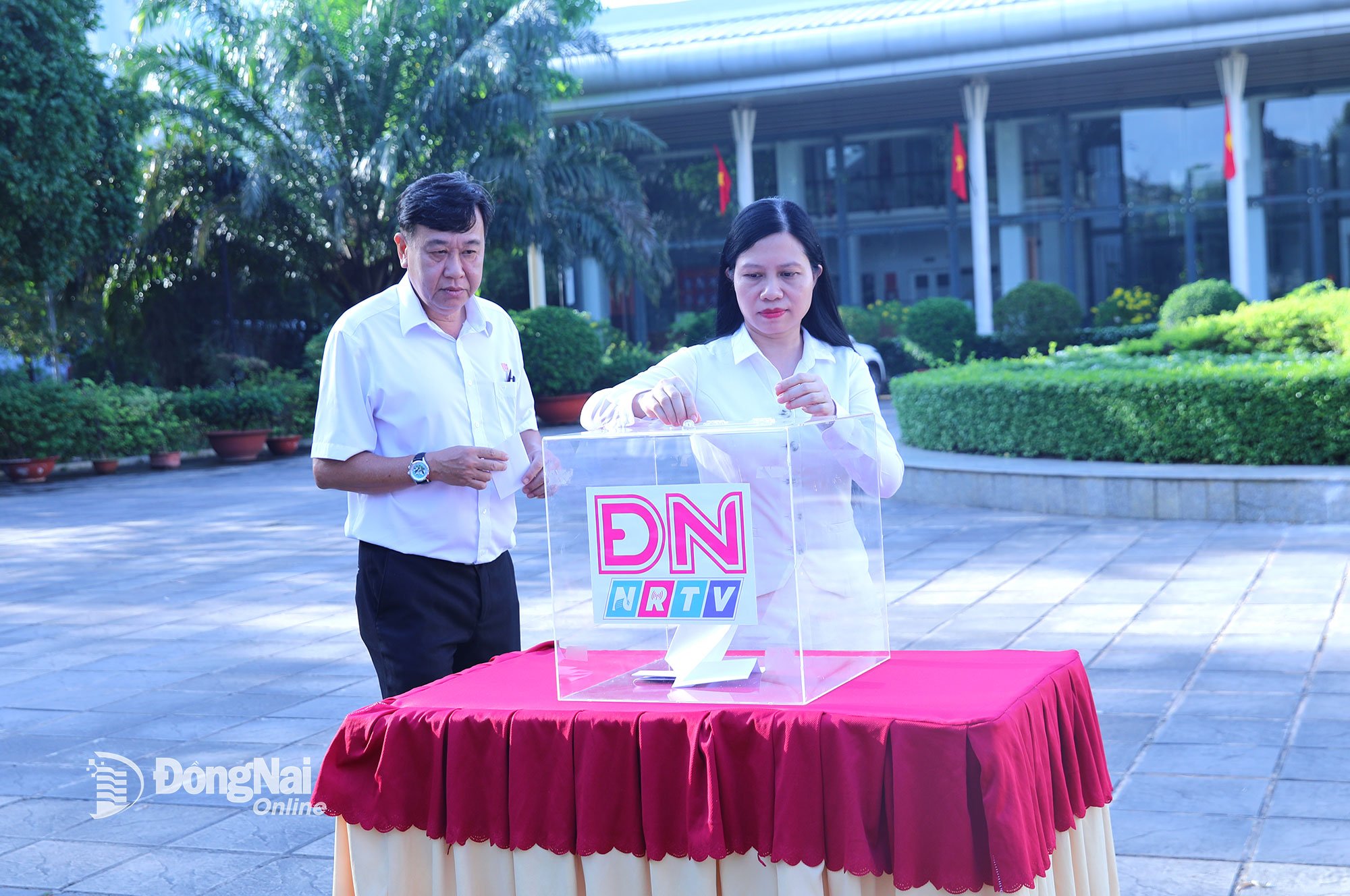 និពន្ធនាយករងនៃកាសែត វិទ្យុ និងទូរទស្សន៍ Dong Nai បានចូលរួមជួយប្រជាពលរដ្ឋដែលរងគ្រោះដោយទឹកជំនន់។ រូបថត៖ ហ៊ុយ អាញ់