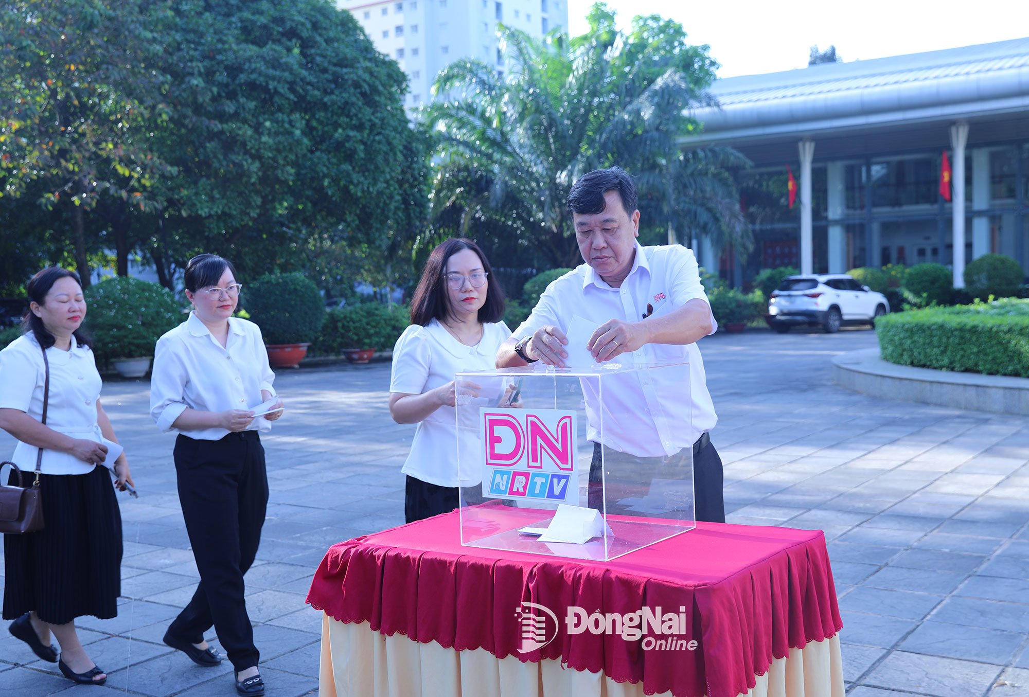 និពន្ធនាយករងនៃកាសែត វិទ្យុ និងទូរទស្សន៍ Dong Nai បានចូលរួមជួយប្រជាពលរដ្ឋដែលរងគ្រោះដោយទឹកជំនន់។ រូបថត៖ ហ៊ុយ អាញ់