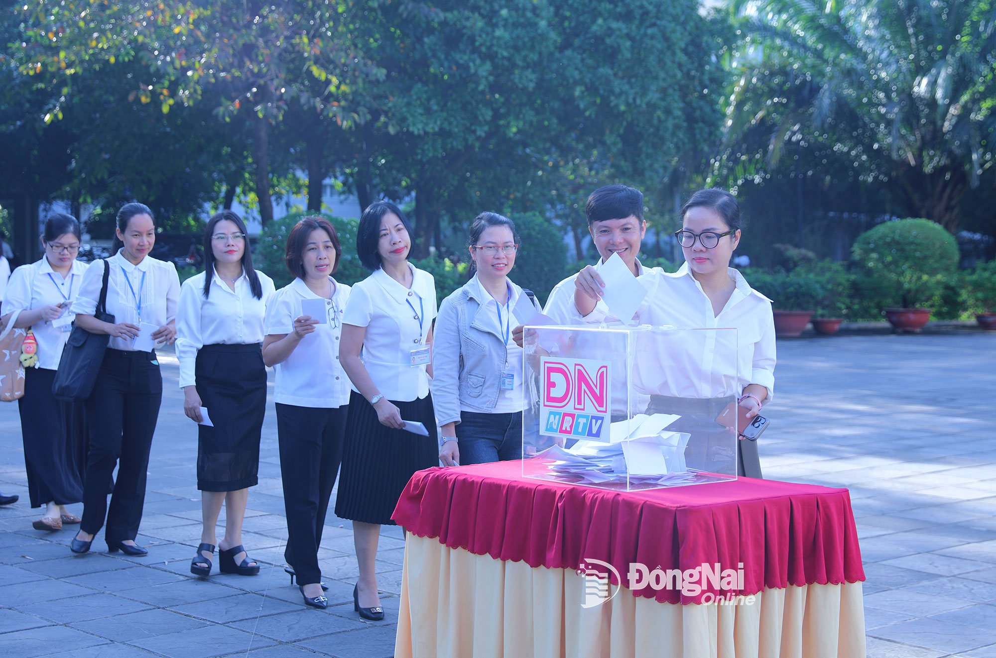 មន្ត្រីរាជការ និងនិយោជិតនៃកាសែត ដុងណៃ វិទ្យុ និងទូរទស្សន៍នៅមណ្ឌល១ បានចូលរួមគាំទ្របន្ទាប់ពីការសម្ពោធ។ រូបថត៖ ហ៊ុយ អាញ់