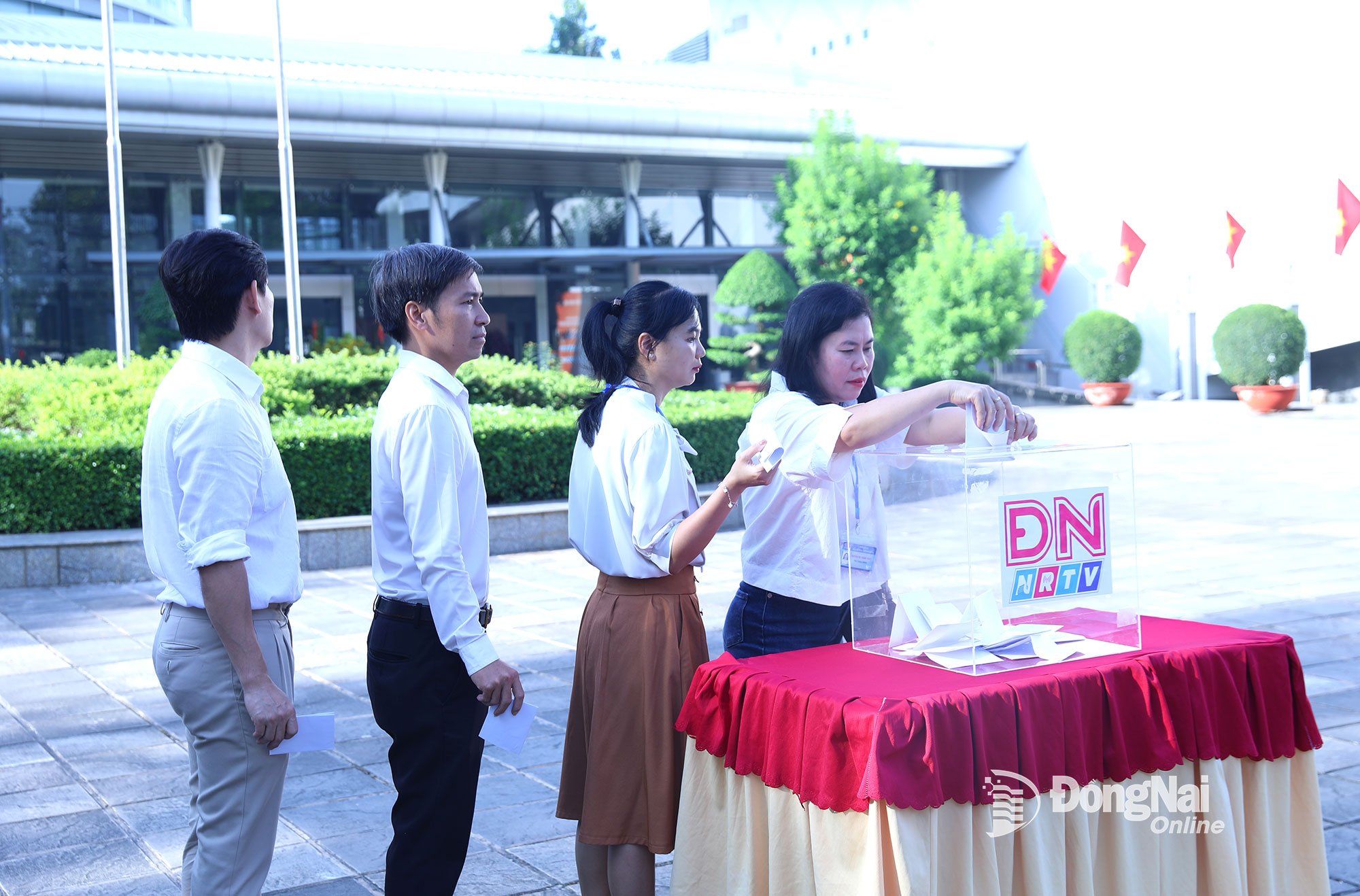 មន្ត្រីរាជការ និងនិយោជិតនៃកាសែត ដុងណៃ វិទ្យុ និងទូរទស្សន៍នៅមណ្ឌល១ បានចូលរួមគាំទ្របន្ទាប់ពីការសម្ពោធ។ រូបថត៖ ហ៊ុយ អាញ់