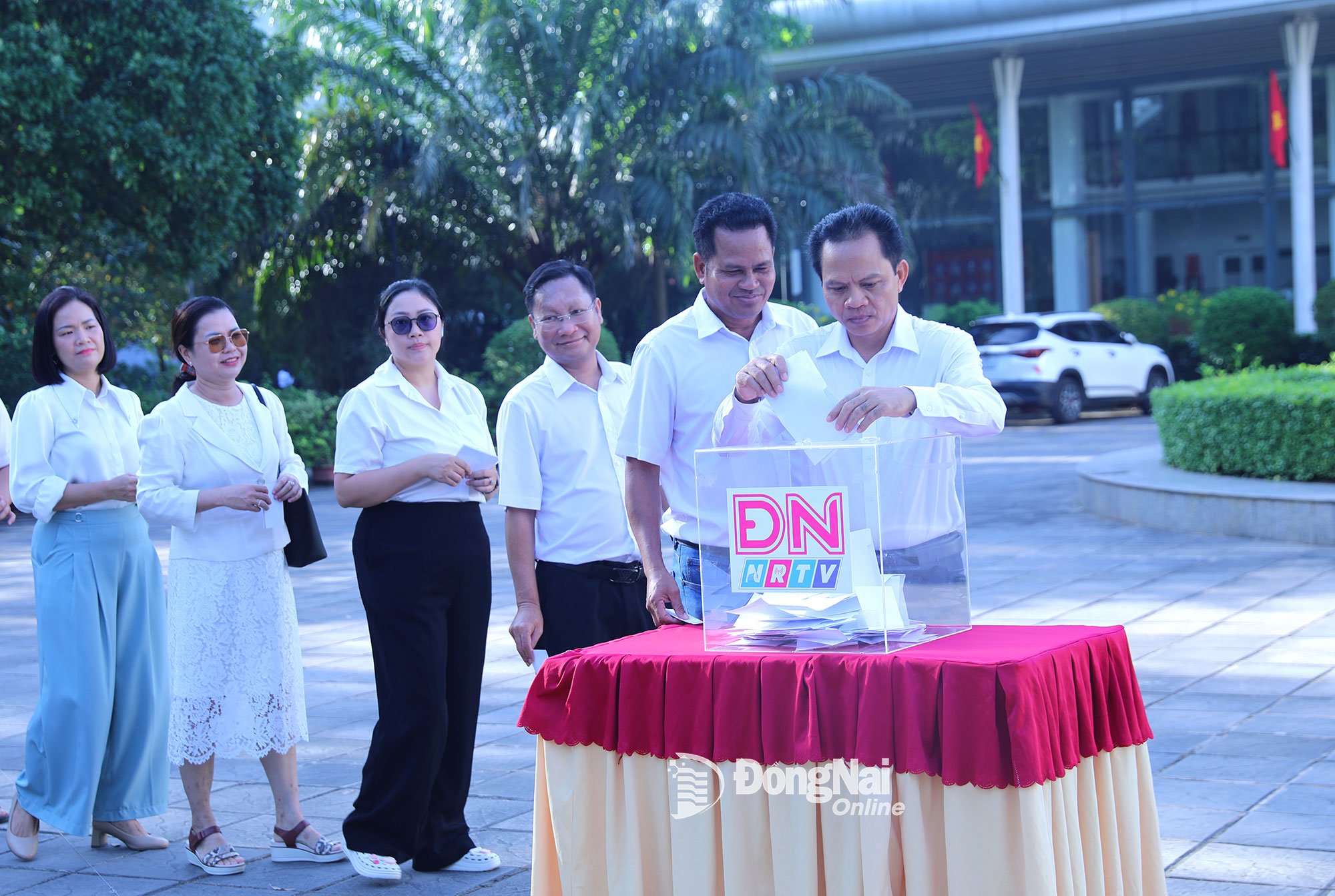 មន្ត្រីរាជការ និងនិយោជិតនៃកាសែត ដុងណៃ វិទ្យុ និងទូរទស្សន៍នៅមណ្ឌល១ បានចូលរួមគាំទ្របន្ទាប់ពីការសម្ពោធ។ រូបថត៖ ហ៊ុយ អាញ់