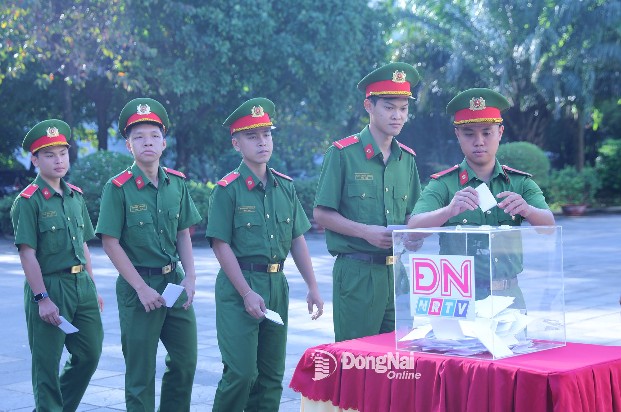 មន្ត្រីនគរបាល និងទាហានបានចូលរួមគាំទ្របន្ទាប់ពីការបាញ់បង្ហោះ។ រូបថត៖ ហ៊ុយ អាញ់ 