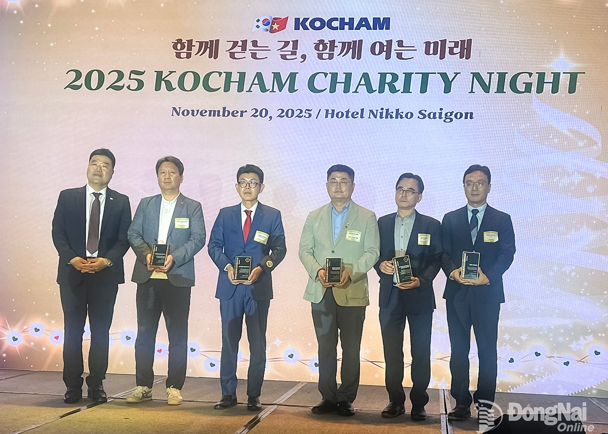 KOCHAM អរគុណអាជីវកម្មដែលបានចូលរួមចំណែកក្នុងរាត្រីសប្បុរសធម៌។ រូបថត៖ Tuong Lam