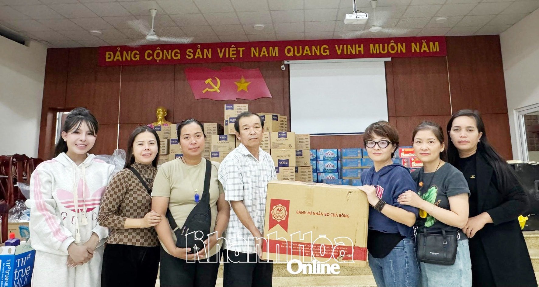 Câu lạc bộ SOS An Lão (Hải Phòng) trao 300 suất quà cho người dân phường Tây Nha Trang