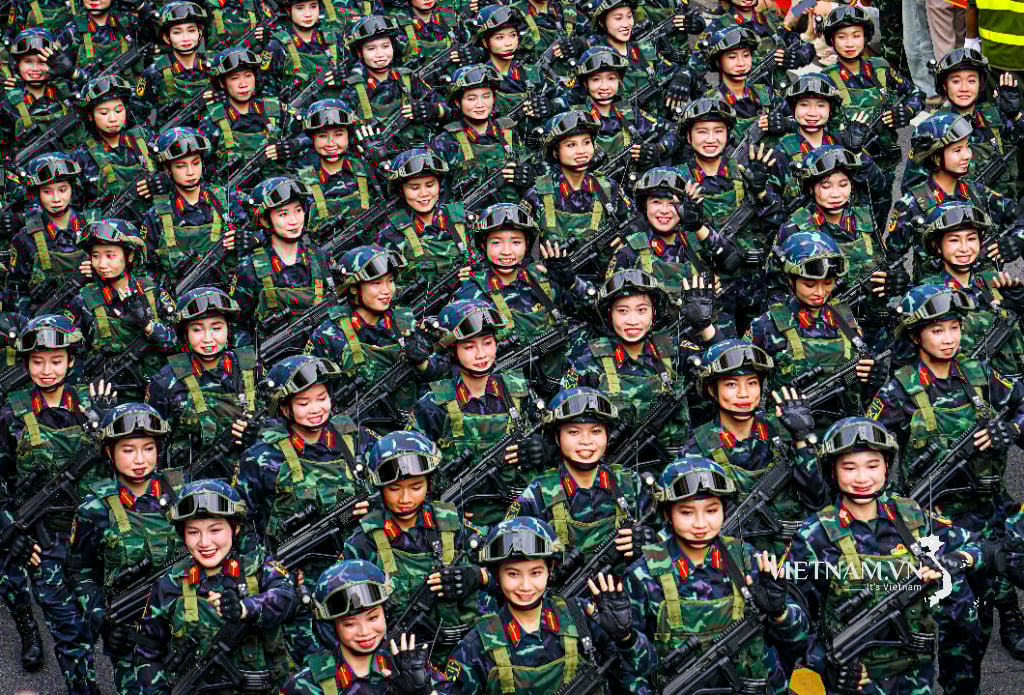 Những "Bông hồng thép" trong quân đội viết tiếp bản hùng ca