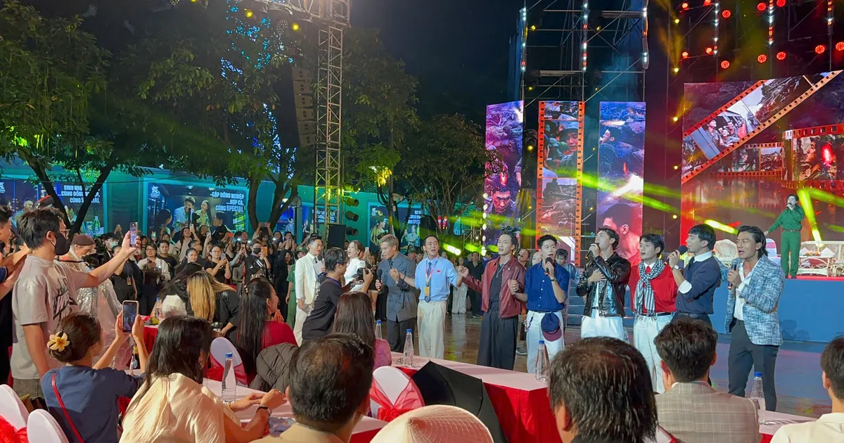Khán giả TPHCM xúc động với buổi giao lưu các đoàn làm phim và trình diễn nhạc phim