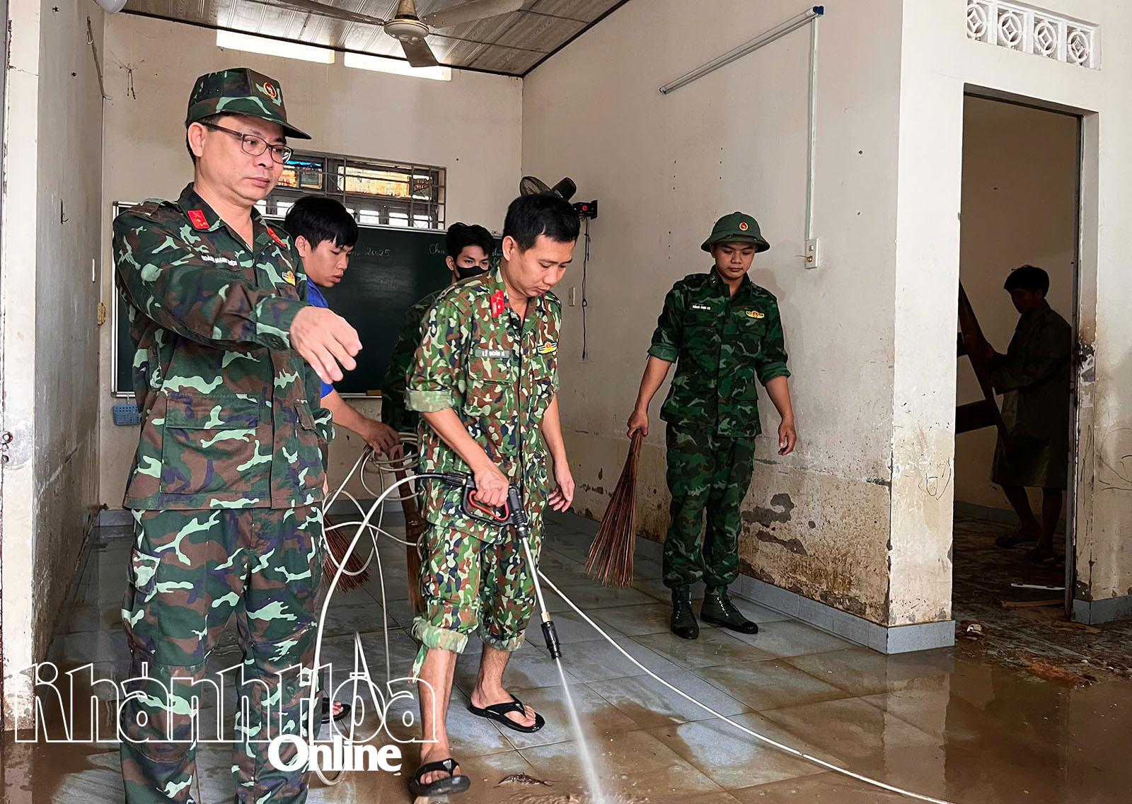 کلاس رومز، دالان اور میدانوں کو تیزی سے صاف کر دیا گیا۔