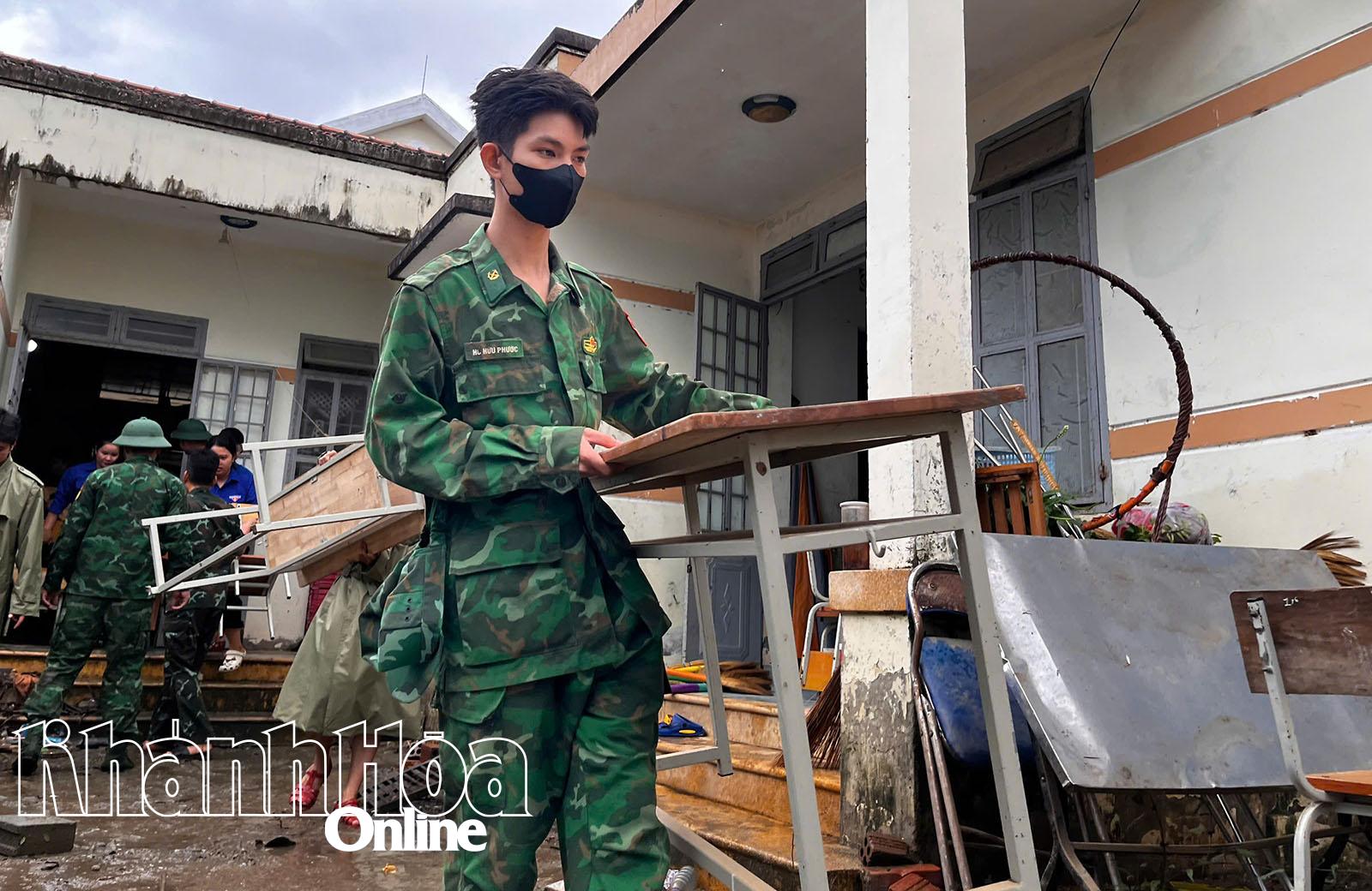 میزوں اور کرسیوں کی صفائی کے بعد فوجیوں نے انہیں دوبارہ ترتیب دینے میں بھی مدد کی۔